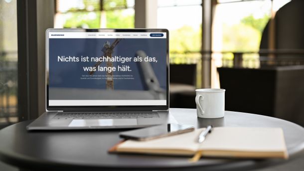 Foto mit Laptop und der Duensing Webseite